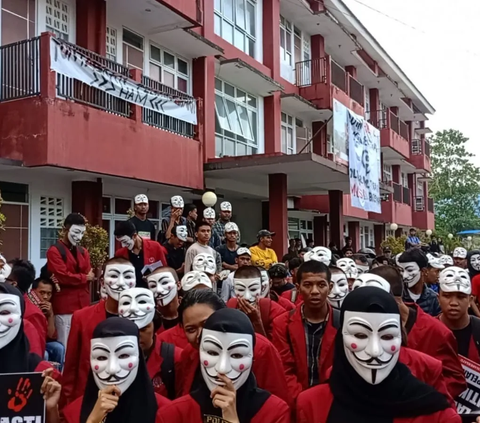 FOTO: Bertopeng Anonymous, Mahasiswa Kendari Gelar Aksi Mimbar Demokrasi Lawan Politik Dinasti dan Pelanggaran HAM