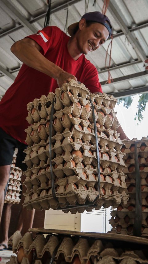 FOTO: Telur Pecah Mulai Diburu Pelanggan di Tengah Kenaikan Harga Telur Ayam Jelang Natal dan Tahun Baru