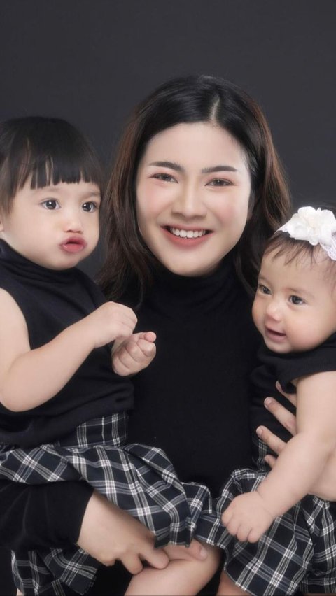 Potret Felicya Angelista Momong Kedua Anaknya