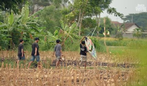 Usaha layang-layang yang dijalankan Briliarta berawal dari hobinya sejak kecil bermain layang-layang.