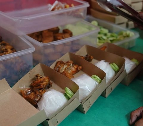 Tak Ambil Untung Banyak, Usaha Ayam Gepuk Ini Laku Keras Mencapai 2.000 Box per Hari