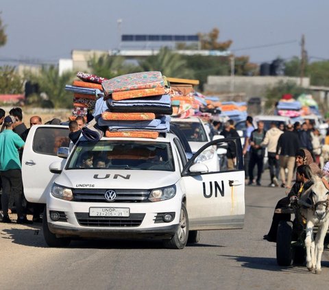 FOTO: Gelombang Pengungsi Ratusan Ribu Warga Palestina Tinggalkan Khan Younnis ke Rafah untuk Hindari Peperangan Hamas dengan Israel