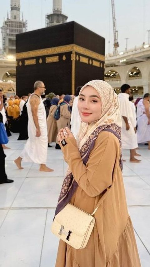 10 Potret `Crazy Rich` Shella Saukia Naik Koper Listrik di Mekkah, Tuai Kecaman!