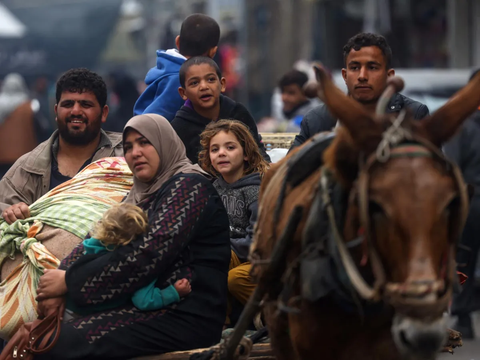 FOTO: Gelombang Pengungsi Ratusan Ribu Warga Palestina Tinggalkan Khan Younnis ke Rafah untuk Hindari Peperangan Hamas dengan Israel
