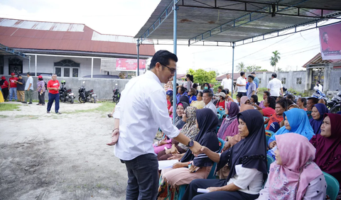 Bane mengapresiasi seluruh tenaga kesehatan yang ikut bergotong royong memberikan layanan pemeriksaan dan pengobatan gratis untuk masyarakat. 