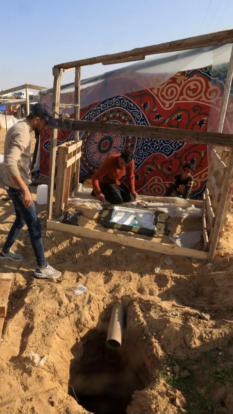 FOTO: Ketabahan Warga Palestina Sudah Dipaksa Mengungsi dari Khan Younnis Langsung Bikin Tempat Tinggal Darurat Sendiri di Rafah