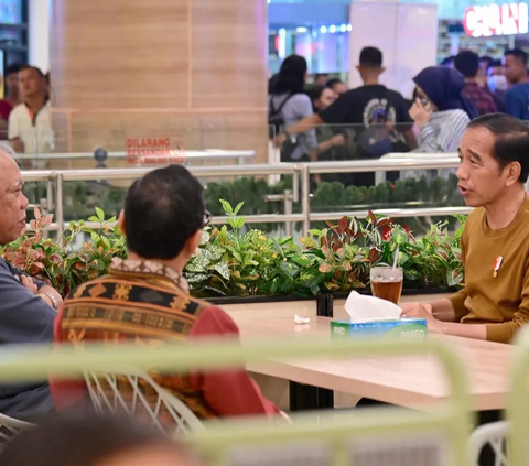 Momen Presiden Jokowi Santap Malam di Mal Kota Kupang