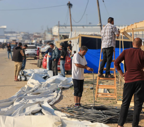 Pengungsi Palestina yang baru tiba dari Khan Yunis langsung membangun tempat tinggal darurat di wilayah sekitar kamp di Rafah di tengah pertempuran lanjutan antara Israel dan Hamas   di Jalur Gaza selatan dekat perbatasan dengan Mesir (4/12/2023).<br>