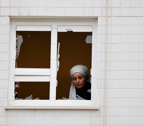 FOTO: Tembus Iron Dome Israel, Serangan Roket Gaza Jebol Tembok Apartemen di Ashkelon