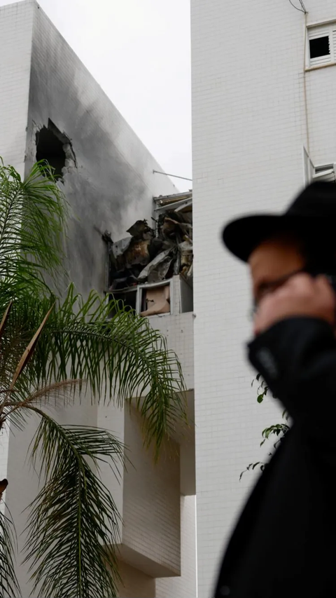 FOTO: Tembus Iron Dome Israel, Serangan Roket Gaza Jebol Tembok Apartemen di Ashkelon