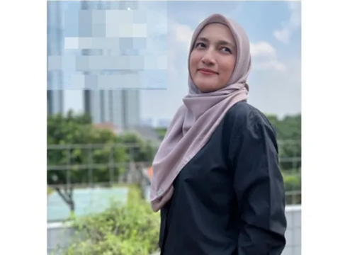 Sarah Amalia Tampil Berhijab