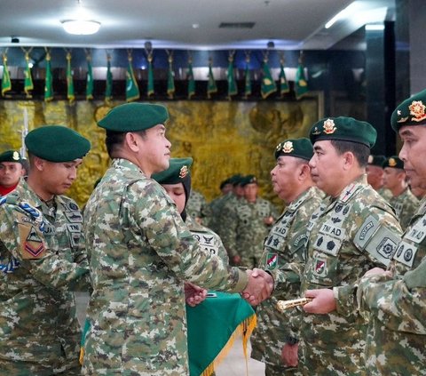 Jenderal Maruli Serahkan Tongkat Komando ke Pejabat Kostrad, Gagah saat Foto Bareng Bintang Satu dan Dua