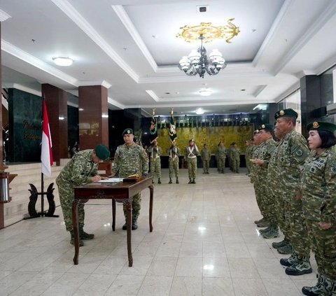 Jenderal Maruli Serahkan Tongkat Komando ke Pejabat Kostrad, Gagah saat Foto Bareng Bintang Satu dan Dua