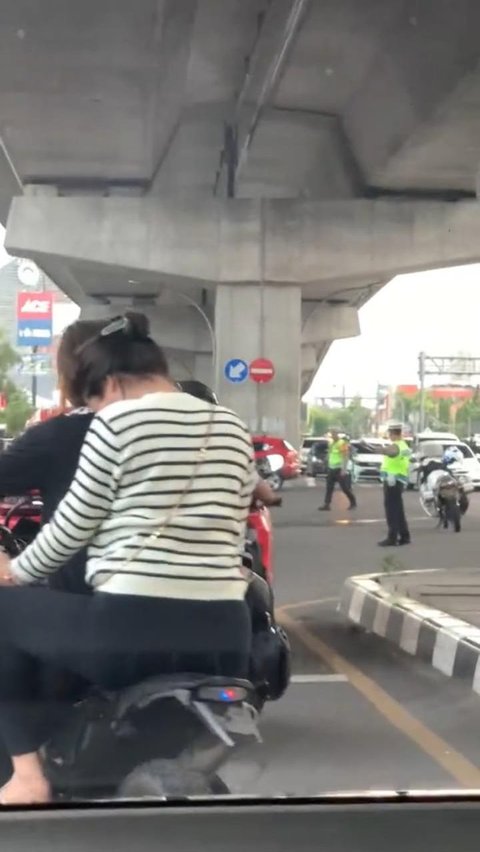 Polisi Sibuk Main HP, Dua Wanita Pengendara Motor Tanpa Helm Ini Lolos dari Tilang