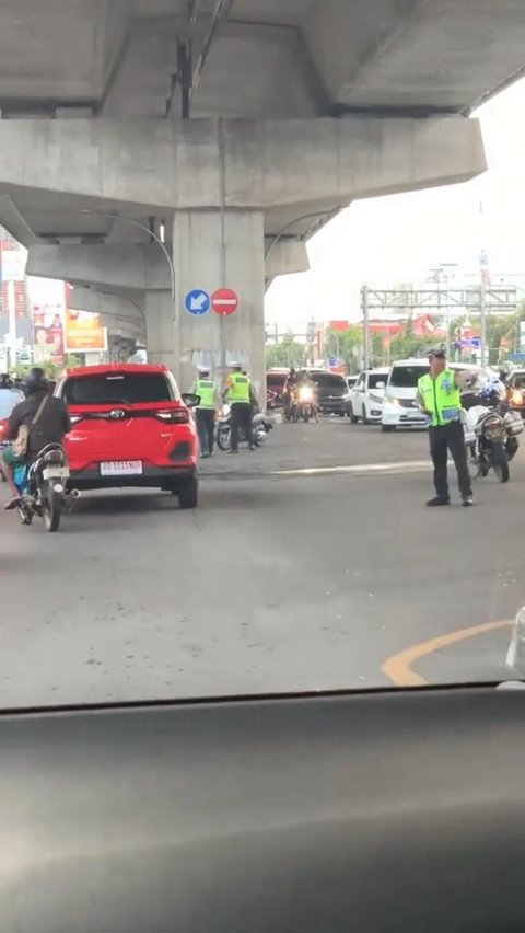 Polisi Sibuk Main HP, Dua Wanita Pengendara Motor Tanpa Helm Ini Lolos dari Tilang