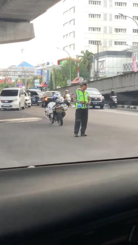 Polisi Sibuk Main HP, Dua Wanita Pengendara Motor Tanpa Helm Ini Lolos dari Tilang