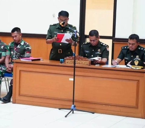 Usai Pembacaan Pledoi, Praka RM dan Kawan-Kawan Berseragam Loreng Tertunduk Lesu Saat Keluar Ruangan Sidang