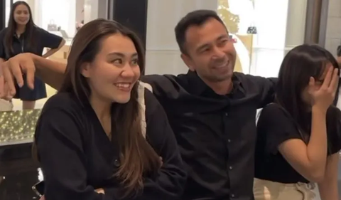 Pemandangan itu terlihat saat Fuji dan Aaliyah dipertemukan oleh Raffi Ahmad yang sedang berkunjung ke Singapura. Fuji dan Aaliyah duduk bareng.<br>