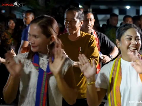 Momen Jokowi Menari Diiringi Tabuhan Drum Pak Bas di Kupang