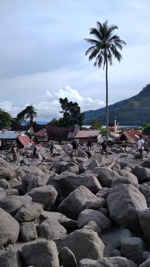 Penambakan batu-batu besar yang menyapu puluhan bangunan saat terjadi tanah longsor di Humbang Hasundutan, Sumatera Utara, pada 2 Desember 2023. Twitter/@BNPB_Indonesia