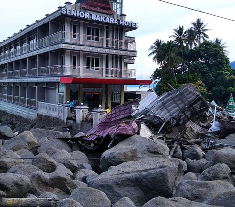 FOTO: Ngerinya Terjangan Longsor di Humbang Hasundutan Sumut, Batu-Batu Besar Sapu Puluhan Rumah