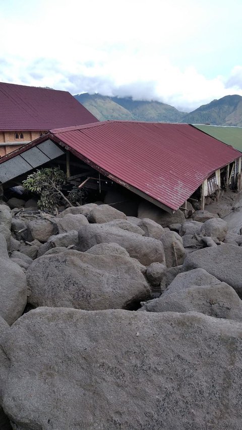 FOTO: Ngerinya Terjangan Longsor di Humbang Hasundutan Sumut, Batu-Batu Besar Sapu Puluhan Rumah