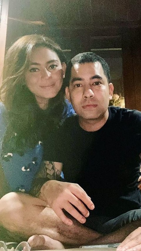 Layaknya pasangan muda, Thalita dan Ichsan kerap umbar kemesraan di media sosial. Thalita banyak mengunggah potret dirinya bersama Ichsan di berbagai acara.