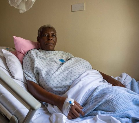 Safina Namukwaya, seorang perempuan Uganda berusia 70 tahun, menjadi wanita tertua di Benua Afria yang melahirkan bayi kembar. Dia melahirkan bayinya di sebuah rumah sakit di Kampala, Uganda pada 29 November 2023 lalu. 