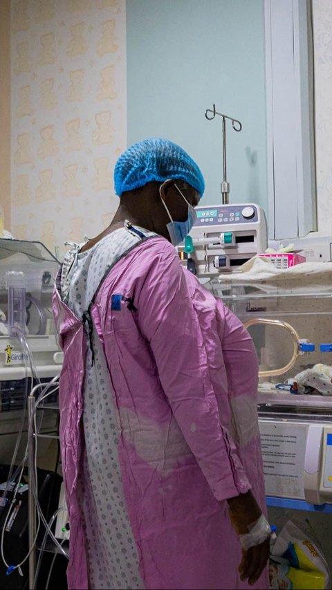 Namukwaya melahirkan bayi kembar laki-laki dan perempuan melalui proses sesar setelah menjalani program bayi tabung (In Vitro Fertilization/IVF).