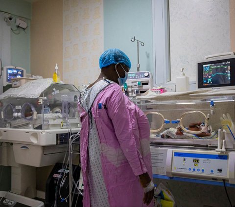 FOTO: Kisah Ajaib Perempuan 70 Tahun di Uganda Lahirkan Bayi Kembar