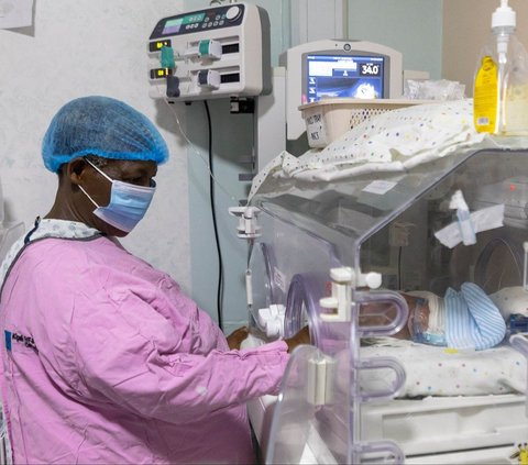 FOTO: Kisah Ajaib Perempuan 70 Tahun di Uganda Lahirkan Bayi Kembar