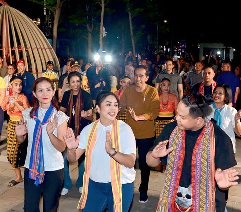 Momen Jokowi Menari Diiringi Tabuhan Drum Pak Bas di Kupang