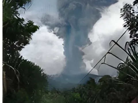 Moments of Evacuation of a Woman Climber on Mount Merapi, Trapped and Sends Video Now Safe