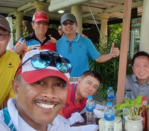 Tidak tanggung-tanggung, Nanan tengah bermain golf. 