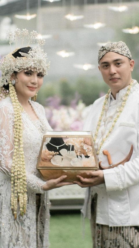 Pasangan ini menggelar akad nikah di kawasan Andara, Cinere, Depok, Jawa Barat.