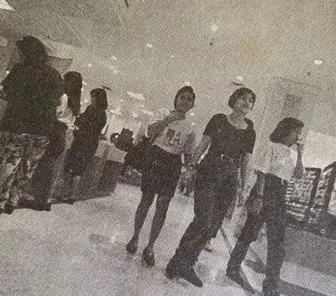 Penampilan Anak Gaul Jakarta Mejeng di Mall Tahun 1993, Style Keren di Masanya