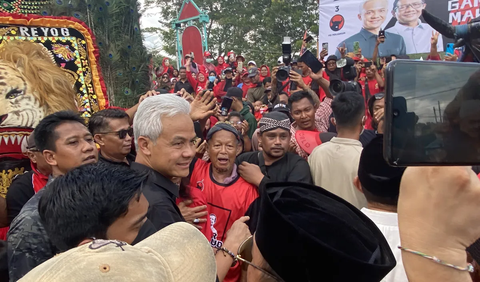 Terlihat Ganjar dan Ibnu Wardani mengenakan pakaian serba hitam. Kehadiranya menyita perhatian pengunjung pasar dan simpastisan.