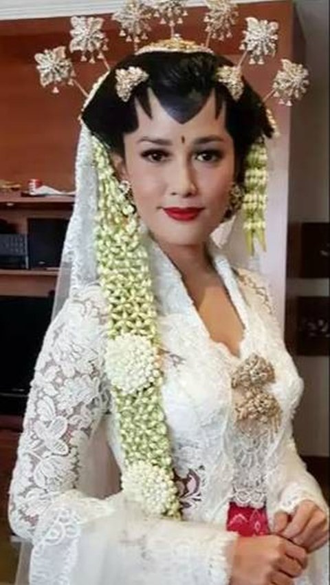 Titi Rajo Bintang looks beautiful with Solo's traditional makeup.