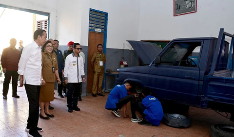 Siswa kelas 11 teknik otomotif bernama Gedor bercerita saat Presiden Jokowi menghampiri kelasnya. Gedor saat itu tengah mengerjakan proses pembersihan katup.