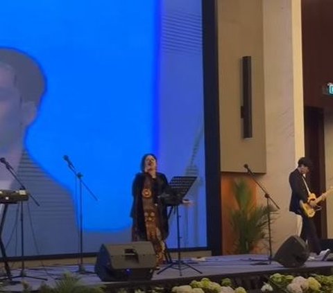 Penyanyi Joy Tobing hadir di acara Dining Out Pasis Dikreg LI Sesko TNI TA 2023 yang diselenggarakan di Ball Room Hotel Pullman, Bandung pada 27 Oktober 2023 lalu.