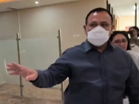 Alasan Firli Bahuri Pakai Masker Datangi Bareskrim: Walau Batuk Berat, Saya Datang