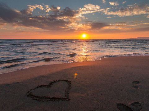 150 Short, Cool and Suitable Sunset Words for Social Media Captions, Expressing Longing for Him/Her