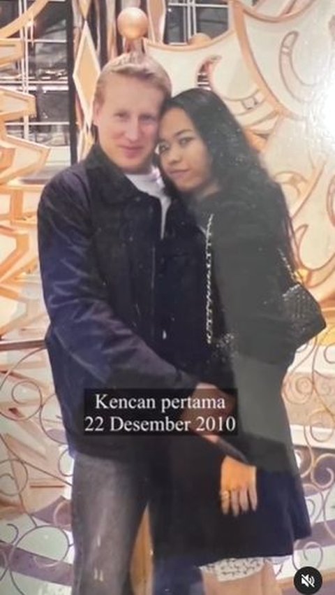 Ana berkenalan dengan Jurga pada Desember 2010. Saat itu, keduanya berkenalan di sebuah cafe di Hongkong.