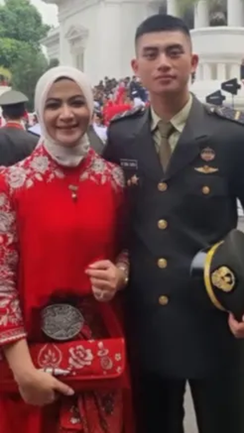 Pria tersebut berhasil menjadi seorang perwira TNI. Hal ini tentu berkat doa dari sang Ibu dan keluarganya. <br>