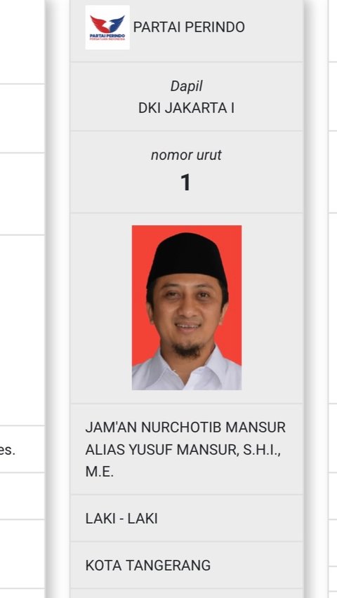 Ustaz Yusuf Mansyur juga menjadi Caleg. Ini potretnya di KPU. Tampak Yusuf Mansyur memakai kemeja putih dan peci.