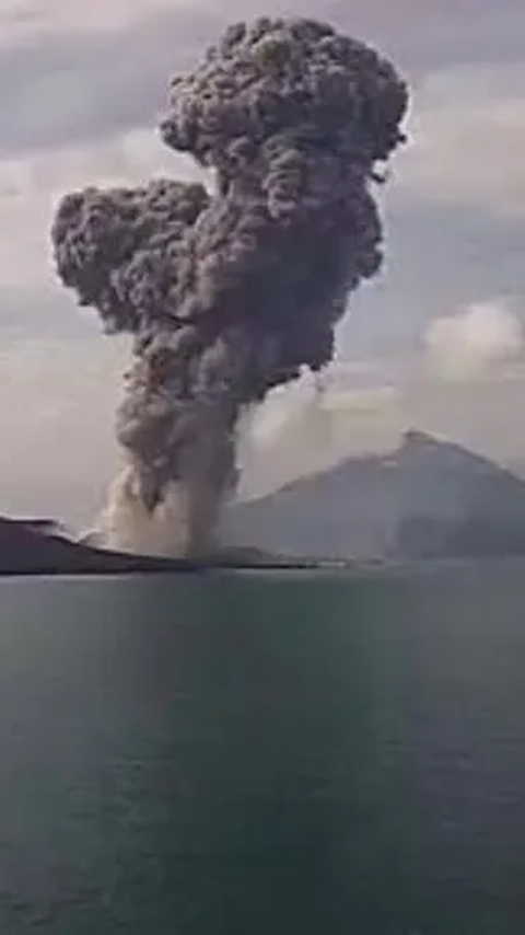 Gunung Anak Krakatau Erupsi, Masyarakat Diminta Tak Takut Berwisata ke Pantai Anyer <br>