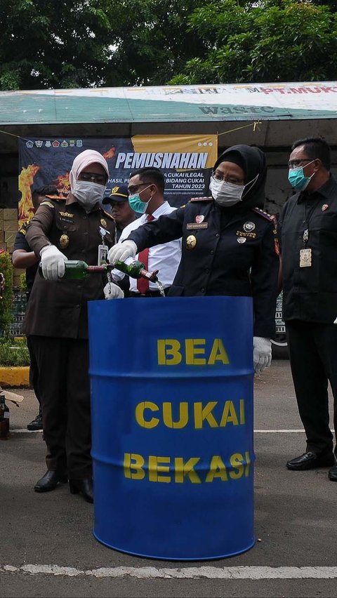 FOTO: Bea Cukai Bekasi Musnahkan Rokok dan Miras Ilegal, Nilainya Tembus Rp 8,14 Miliar