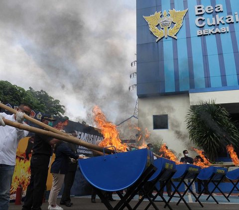 Direktorat Jenderal Bea Cukai (DJBC) Bekasi memusnahkan barang ilegal senilai miliaran rupiah di Kantor Bea Cuka Bekasi, Jawa Barat, Rabu (6/12/). Barang yang dimusnahkan adalah Barang yang Menjadi Milik Negara (BMN) berupa Barang Kena Cukai (BKC) Hasil Tembakau (HT) dan Minuman Mengandung Etil Alkohol (MMEA) ilegal atau rokok dan miras ilegal.<br>