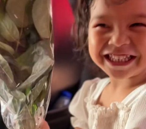 Viral, Momen Manis Ayah Jadi Pria Pertama yang Kasih Bunga ke Putrinya Ditonton 12 Juta Kali