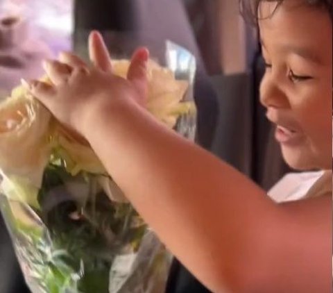 Viral, Momen Manis Ayah Jadi Pria Pertama yang Kasih Bunga ke Putrinya Ditonton 12 Juta Kali